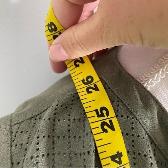 Chico’s Laser Cut Faux Leather Vest Sz 1 Medium Green No Closure - Picture 9 of 10